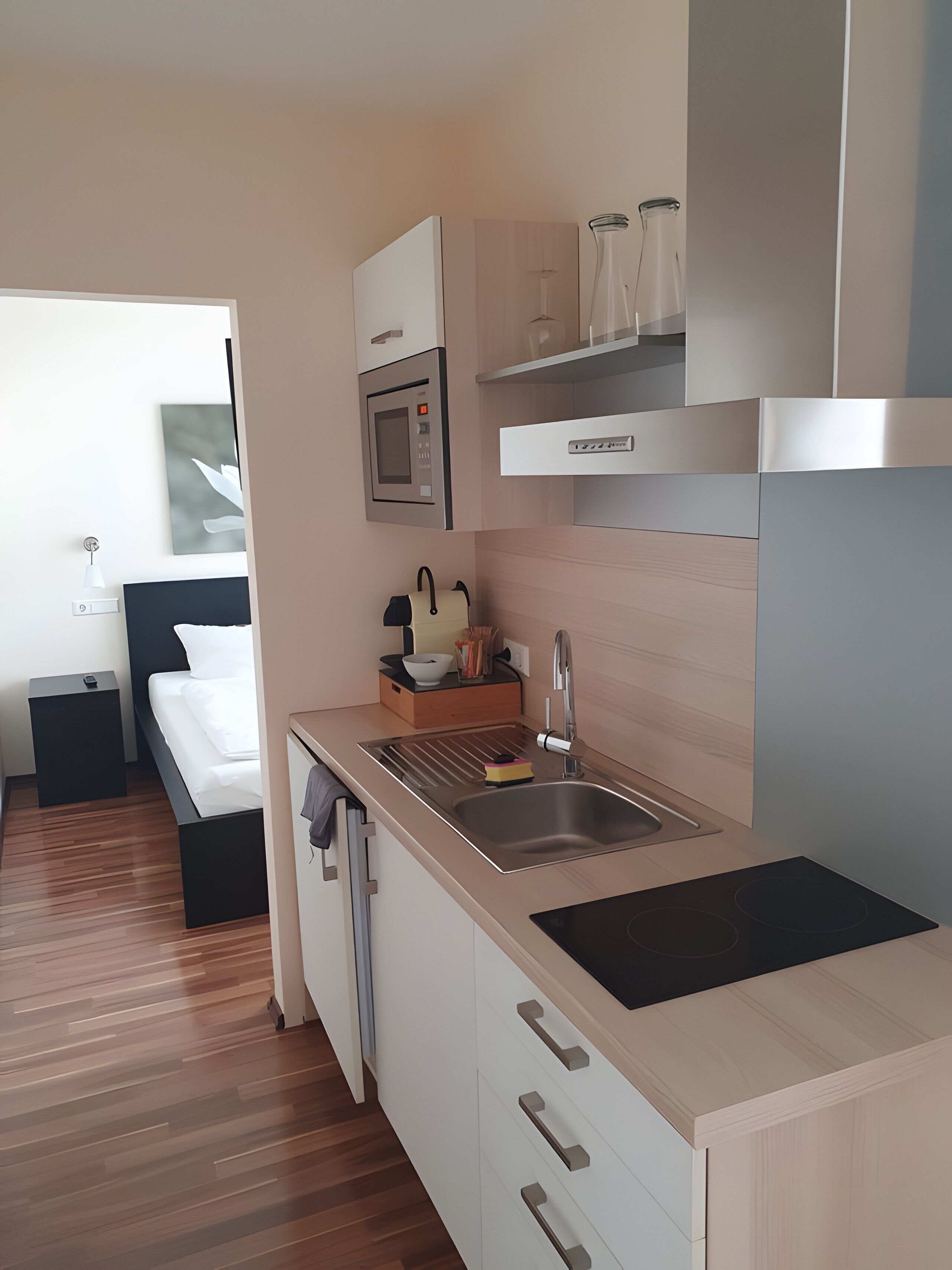 Kühlschrank, Mikrowelle, Herdplatte, Wasserkocher mit Kaffee-/Teezubehör