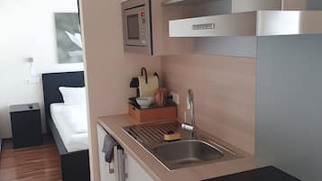 Kühlschrank, Mikrowelle, Herdplatte, Wasserkocher mit Kaffee-/Teezubehör