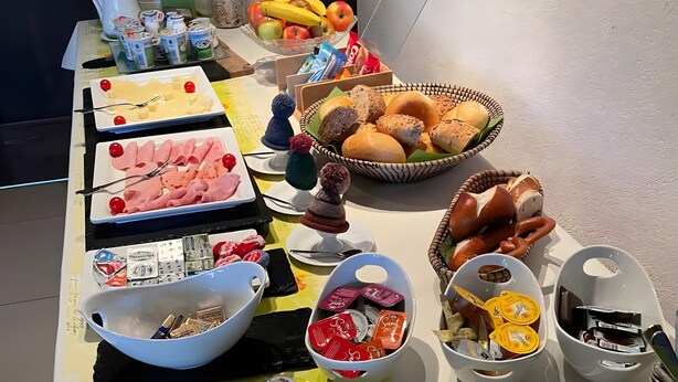 Una mesa de buffet con diversos alimentos y salsas.