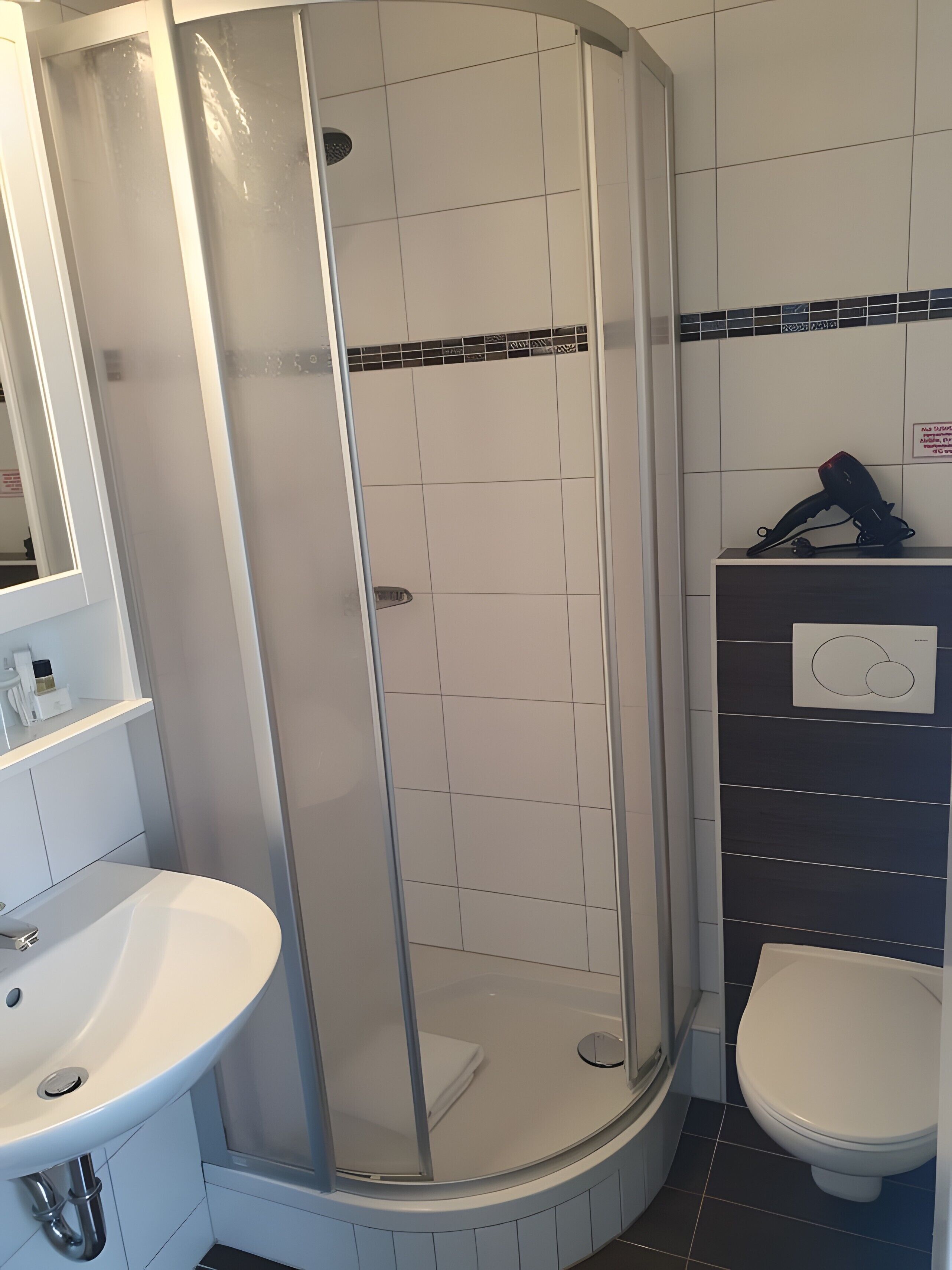 Dusch, hårtork och handdukar