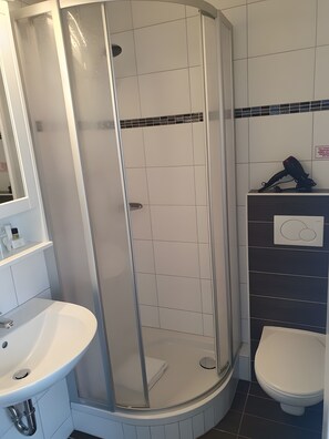 Douche, séchoir à cheveux, serviettes fournies