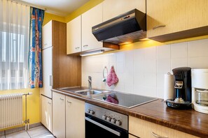 Fridge, oven, stovetop, coffee/tea maker