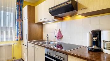 Frigorífico, horno, placa de cocina y cafetera o tetera