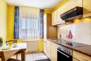 Fridge, oven, stovetop, coffee/tea maker
