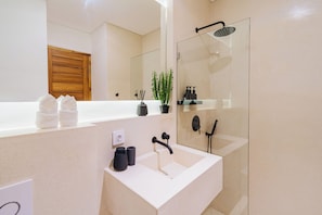 Comfort Villa, Courtyard View | Bathroom | Shower, free toiletries, hair dryer, towels - Villa Balinay (Canggu)