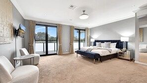 7 bedrooms, desk, iron/ironing board, travel cot