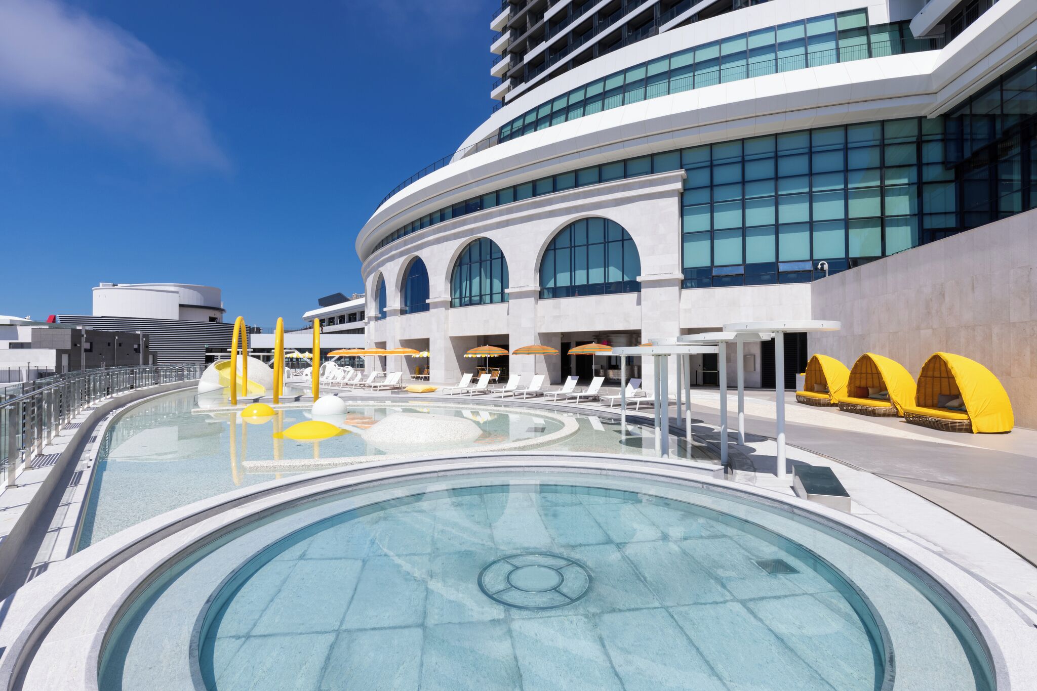 สระว่ายน้ำกลางแจ้ง