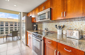 Refrigerador, microondas, horno, placa de cocina