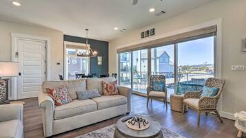 TV connectée, lecteur de DVD, table de tennis de table