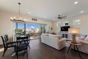 TV connectée, lecteur de DVD, table de tennis de table