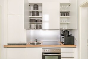 Réfrigérateur, micro-ondes, four, plaque de cuisson