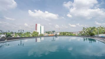 10 outdoor pools