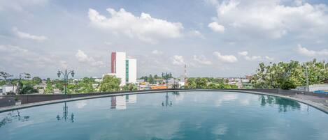 10 outdoor pools