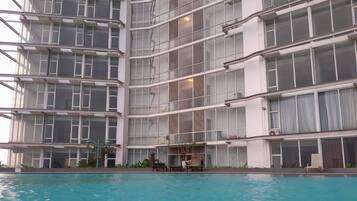 Un edificio moderno con una piscina delantera.
