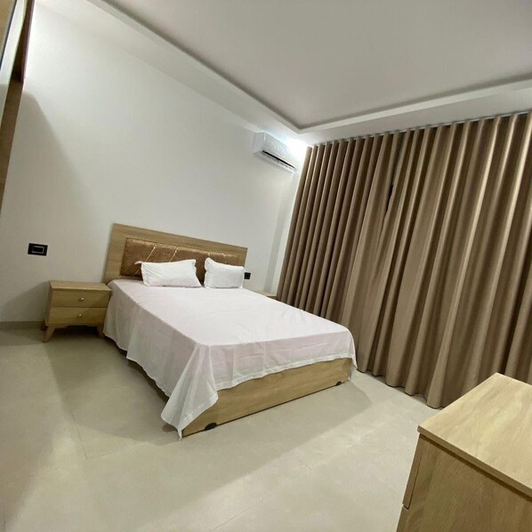 2 habitaciones, tabla de planchar con plancha, wifi y ropa de cama