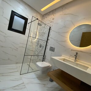 Secadora de cabello, toallas, jabón, papel de baño