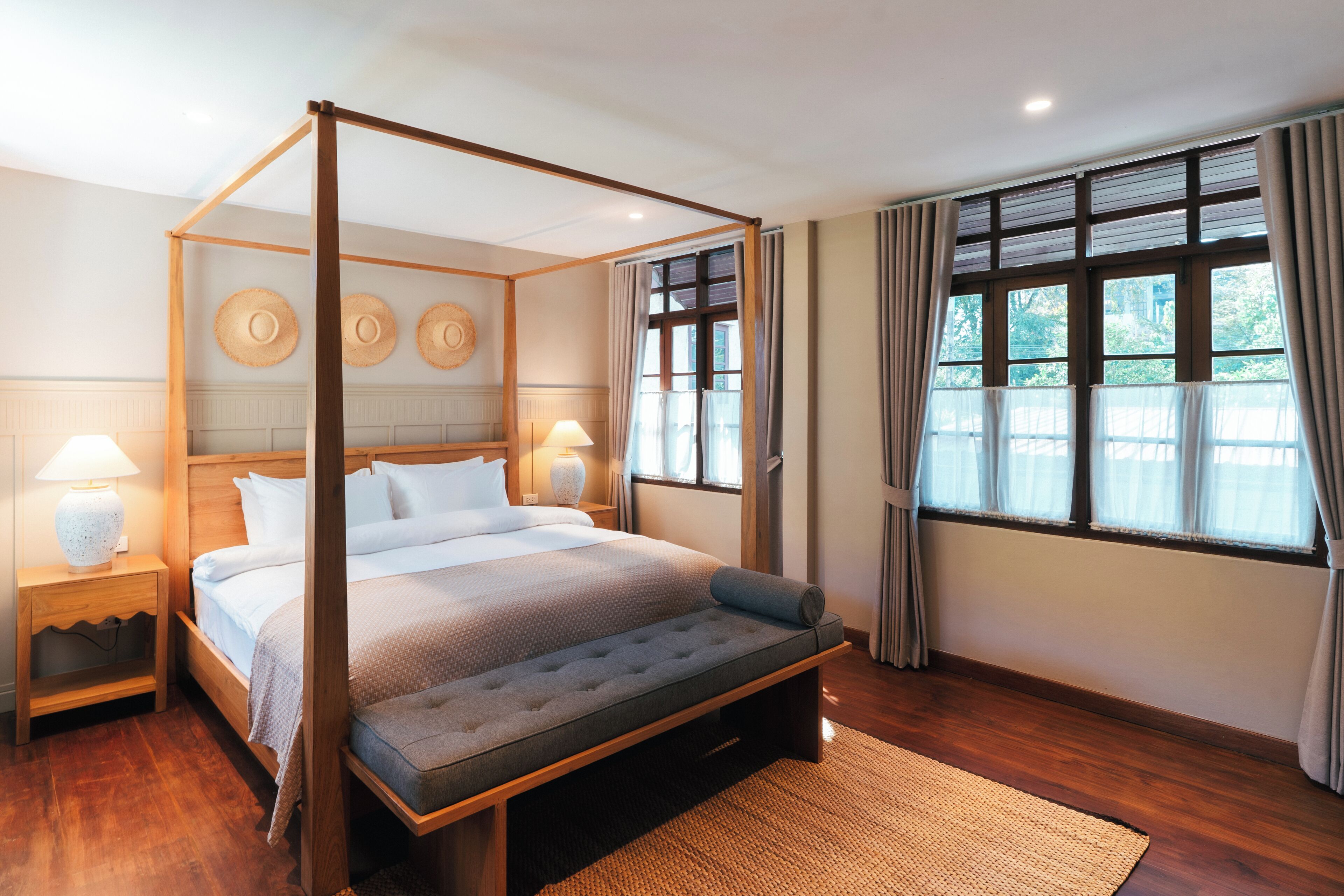 3 bedrooms, in-room safe, iron/ironing board, travel cot