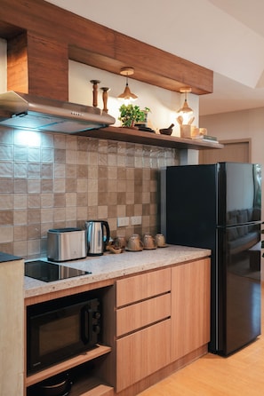 Fridge, microwave, coffee/tea maker, electric kettle