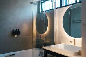 Dusche, Whirlpool, Haartrockner, Bidet