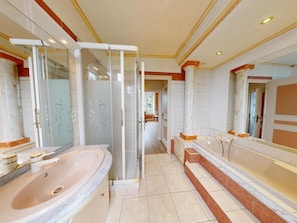 A spacious bathroom with a large bathtub, a walk-in shower, and a separate shower enclosure. - Clos Minotte 30 pers 2 Cottage : jacuzzi, billards, baby-foot (Tessy-Bocage)