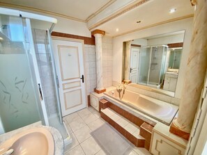 Een douche, een haardroger