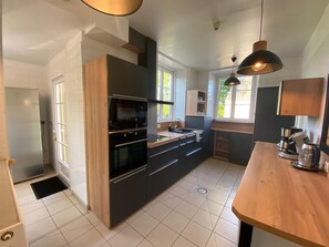 Kjøleskap, mikrobølgeovn, ovn og oppvaskmaskin