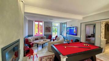 TV, caminetto, tavolo da calcetto, impianto stereo