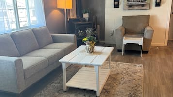 Smart-tv, böcker och ett musikbibliotek