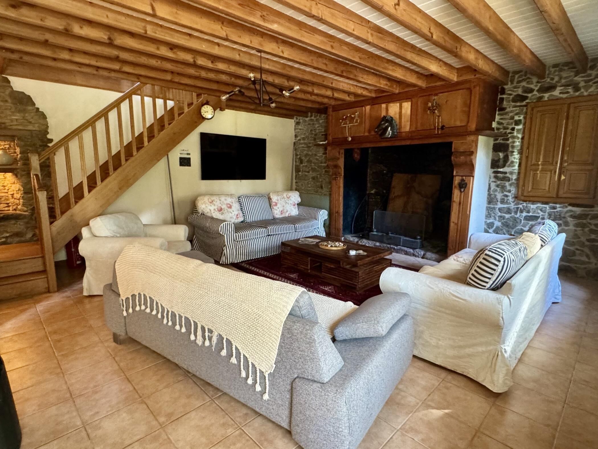 Tischfußball, Tischtennisplatte, Stereoanlage