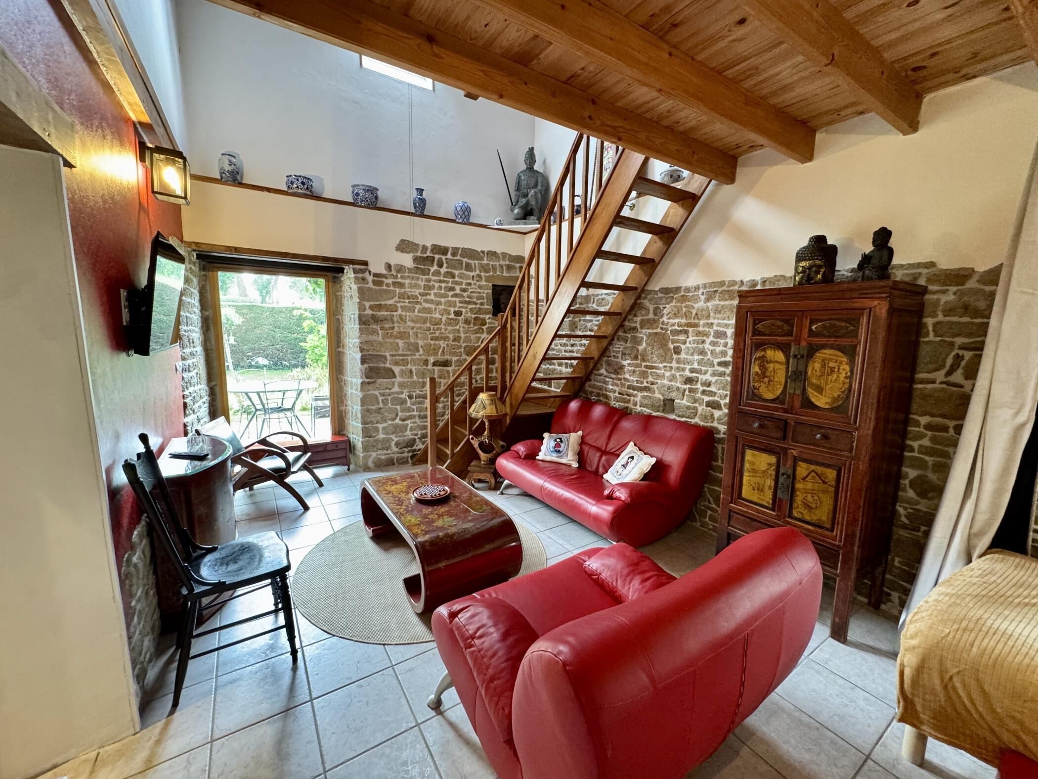 Tischfußball, Tischtennisplatte, Stereoanlage