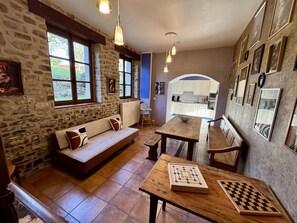 Un futbolín, una mesa de tenis de mesa, un reproductor estéreo