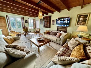 Un futbolín, una mesa de tenis de mesa, un reproductor estéreo