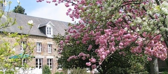La Longère 1750 30pers Hambye, piscine grand jardin