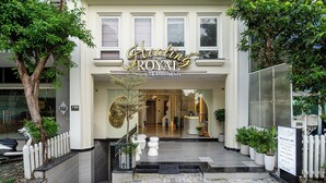 Ein Hotel Eingang mit einem Schild, das "Healing Royal Hotels & Apartments" zeigt.