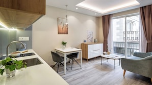 Eine moderne Küche mit Essbereich, einem kleinen Tisch und einer Couch.