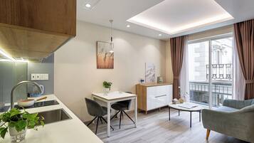 One-bedroom Suite - Private backside | 私人小型廚房 | 小冰箱、微波爐