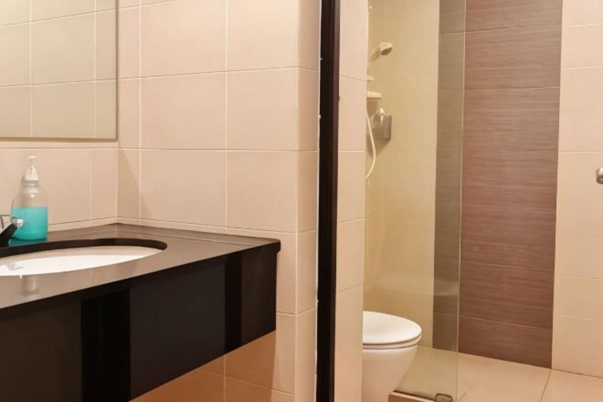 Kamar mandi | Perlengkapan mandi gratis, pengering rambut, kloset, dan handuk