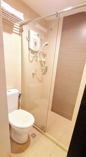 Standard Room | Bathroom | Free toiletries, hair dryer, towels, shampoo - PP Hotel by Moxy (George Town)