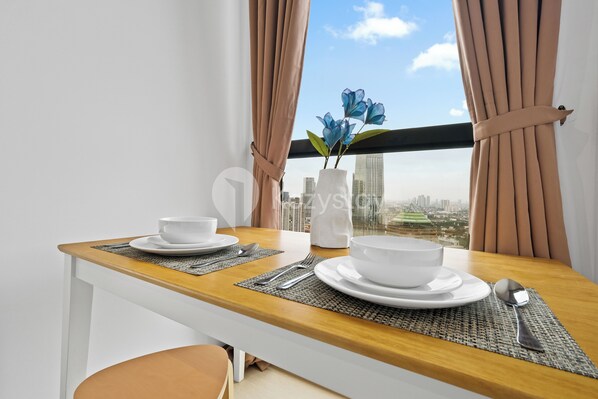 Apartment, 1 Bedroom, City View | Dining room
