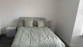 3 slaapkamers, een strijkplank/strijkijzer, wifi, beddengoed