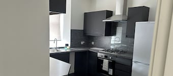 Central 3-Bed Seaside Apartment - Sleeps 5