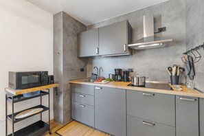 Réfrigérateur, micro-ondes, plaque de cuisson, cafetière/bouilloire