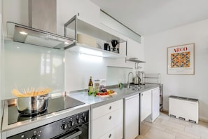 Fridge, microwave, stovetop, dishwasher