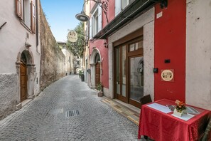Outdoor dining - Flower House, Arco, Italy (Arco)