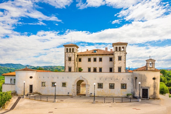 Schloss Dobrovo