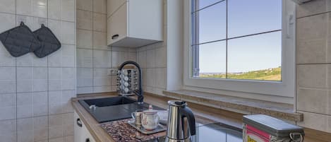 Refrigerador, horno, placa de cocina, cafetera/tetera