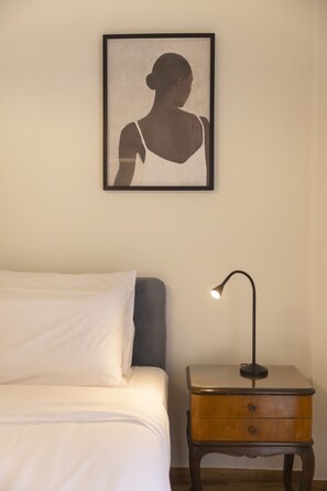 Tabla de planchar con plancha, wifi gratis, ropa de cama