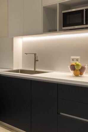 Een koelkast, een microgolfoven, een oven