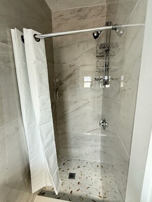 Douche, serviettes fournies, savon, papier toilette