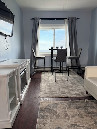 Interior. Charming 2-bedroom building in delightful Hull with ocean view